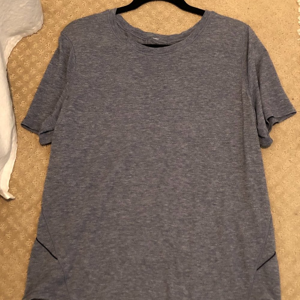 Lulu lemon tee